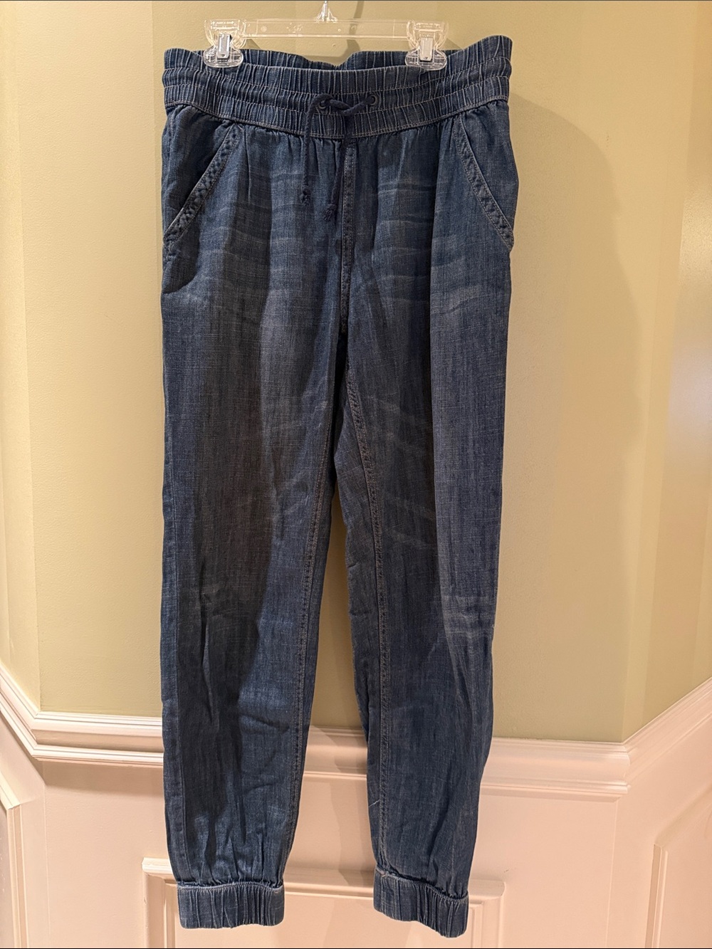 Men's Elastic-Waist Denim Jogger - Blue. (A)